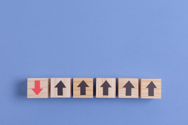 Wooden cubes with black and red arrows