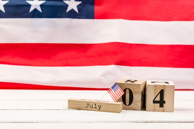 アメリカの独立記念日の日付を持つ木製の立方体
