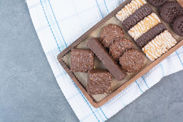 クッキーとチョコレートでいっぱいの木製まな板