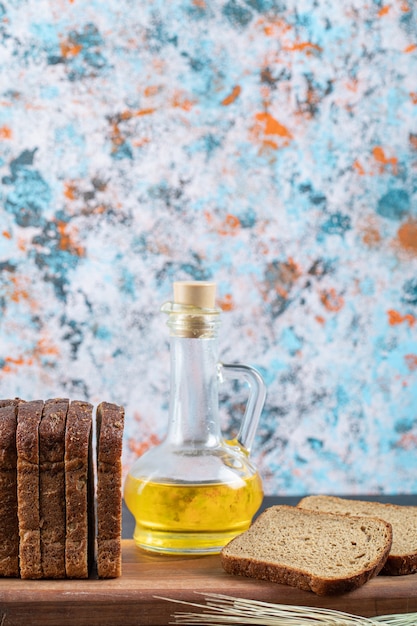 Free photo a wooden cutting board with slices of bread .