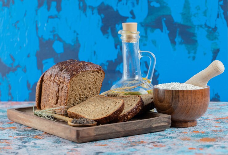 Free Photo a wooden cutting board with slices of bread 