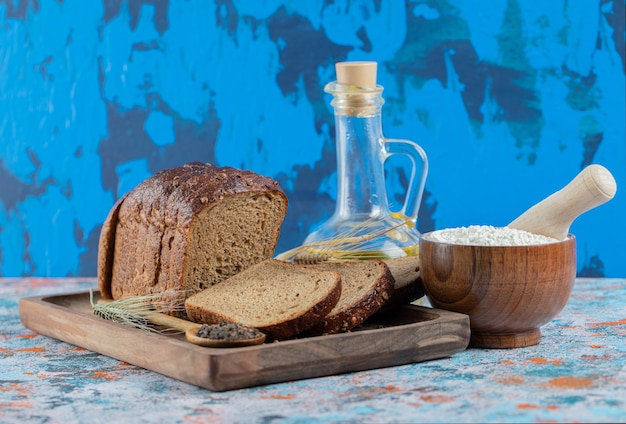 A wooden cutting board with slices of bread 