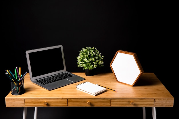 노트북 및 노트북 나무 책상