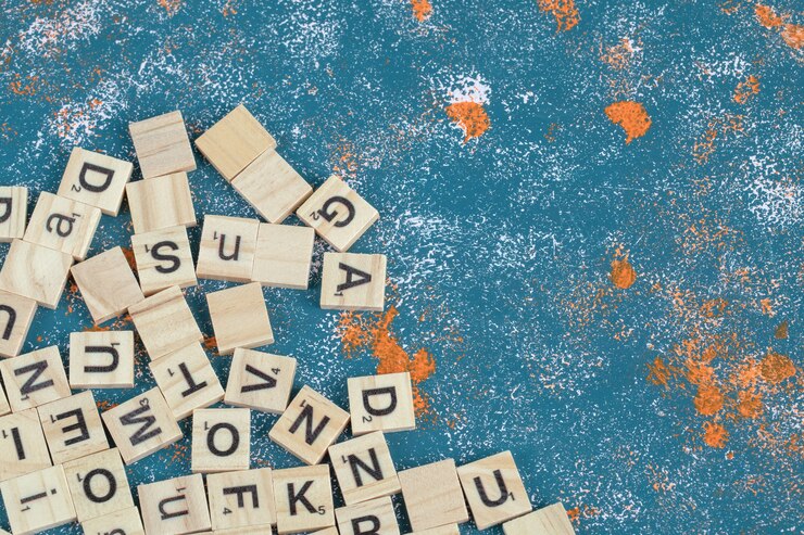 मुफ़्त फोटो wooden domino keys with letter printed on them