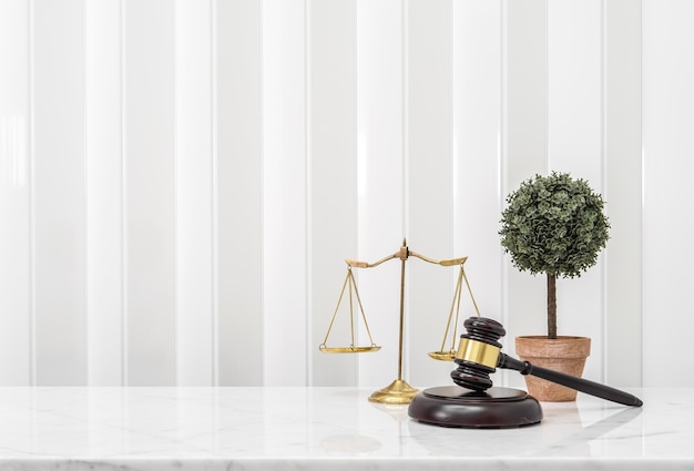 Деревянные молотки и шкалы баланса адвоката на столешнице белого мрамора