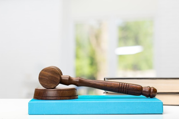 Free photo wooden gavel and books on wooden table