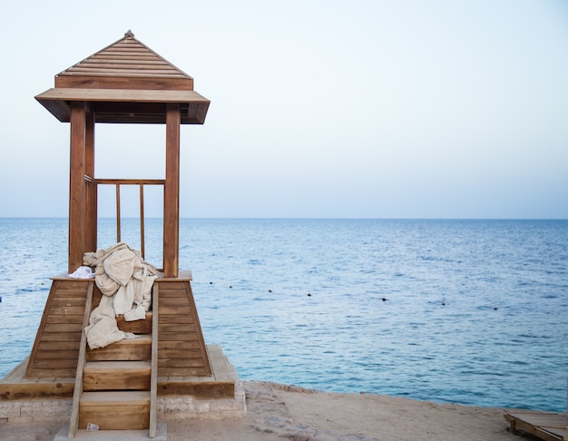 Foto gratuita gazebo in legno per bagnini sull'oceano