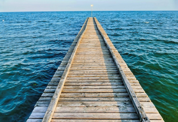 海の青緑色の水の木製の桟橋