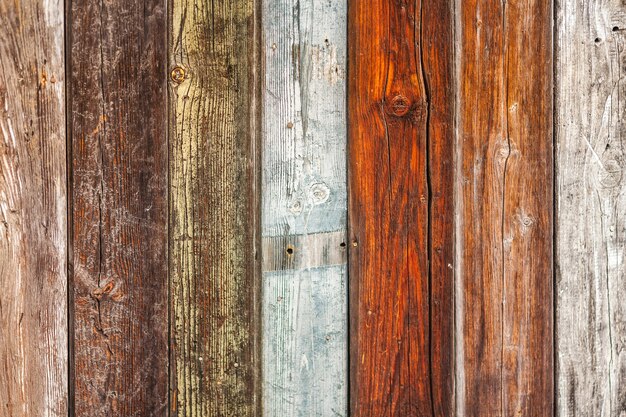 さまざまな色の木の板