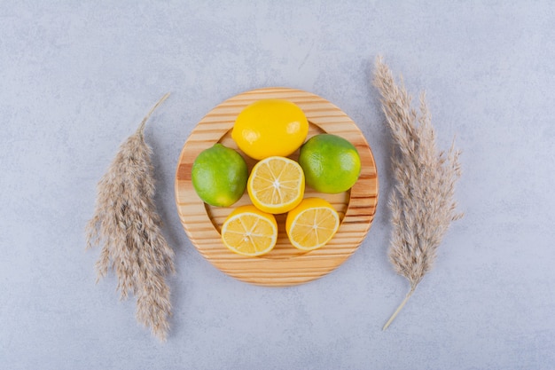 돌 테이블에 신선한 육즙 레몬 나무 접시.