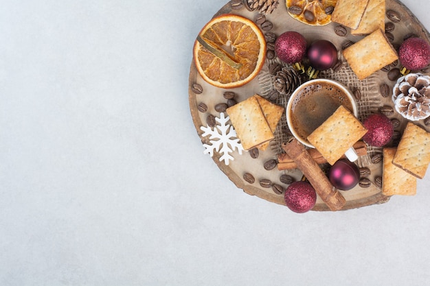 Foto gratuita un piatto di legno pieno di frutta secca e tazza di caffè su sfondo bianco. foto di alta qualità