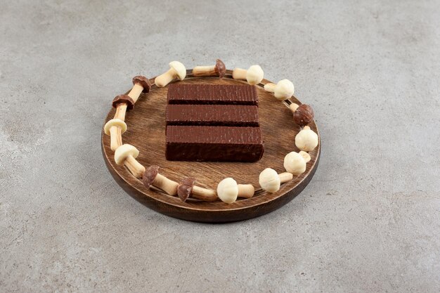 チョコレートが入った木の板と甘いキノコが入った木製のボウル。