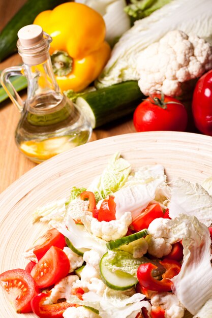 Деревянная тарелка с овощным салатом