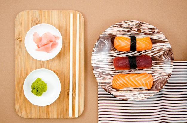 Деревянные тарелки с суши и васаби