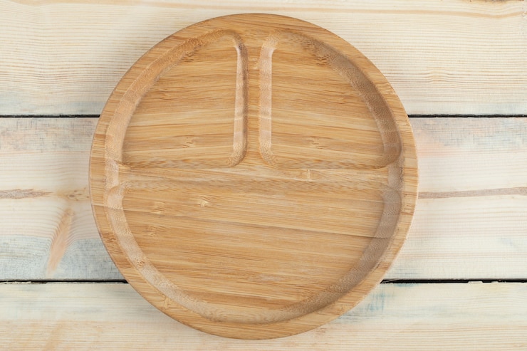 Free Photo a wooden platter with three pieces in it