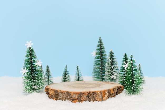 冬​の​商品​ギフト​や​化粧品​を​展示する​雪​の​中​で​木製​の​表彰台