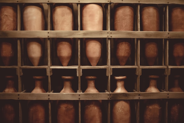 ビンテージセラミック​花瓶​で​満たされた​木製​の​棚
