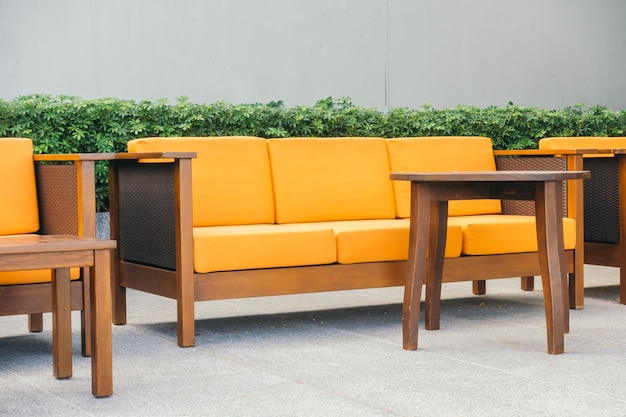 木製のソファと椅子