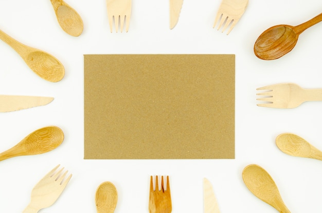 Cucchiaio e forchetta di legno su fondo bianco