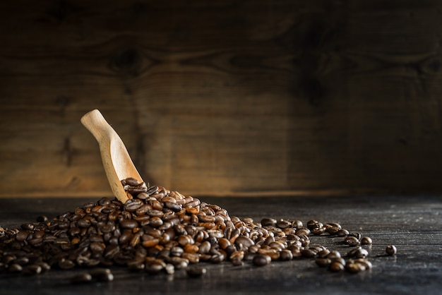 Cucchiaio di legno con chicchi di caffè