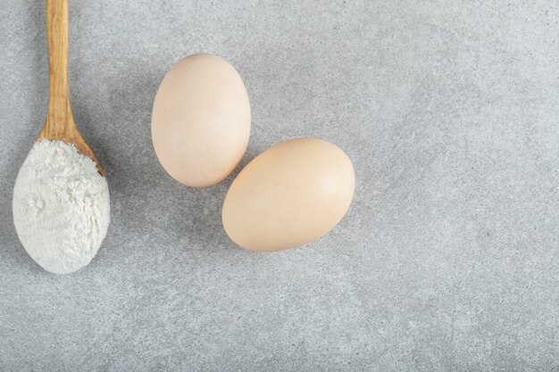 밀가루와 닭고기 달걀을 넣은 나무 숟가락.