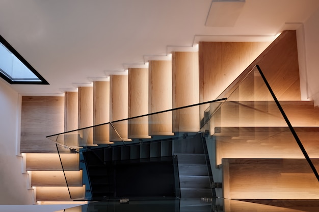 무료 사진 현대 집에서 나무 계단