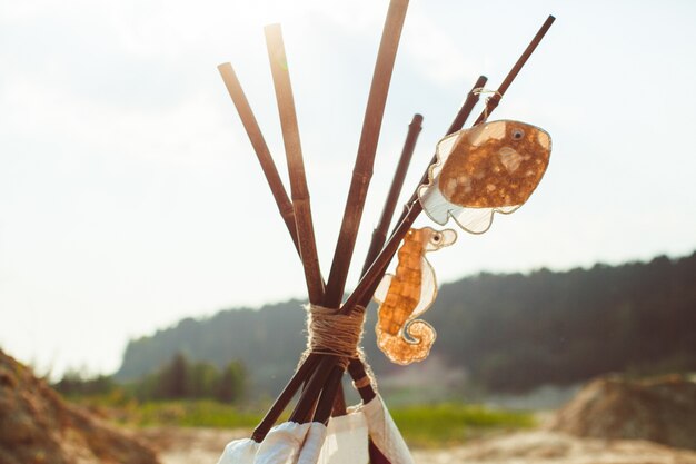 おもちゃの海馬と魚で飾られた木製の棒