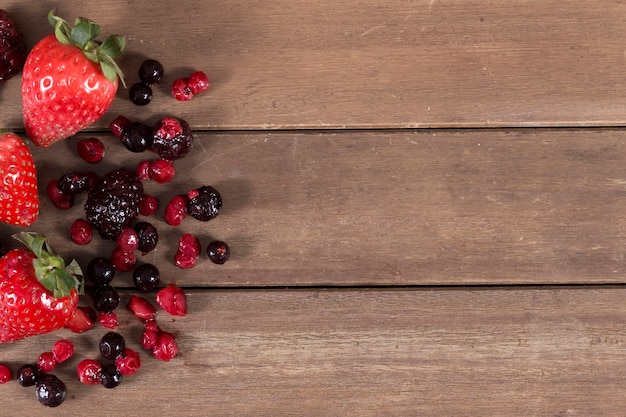 Foto gratuita superficie di legno con pezzi di varietà di frutta