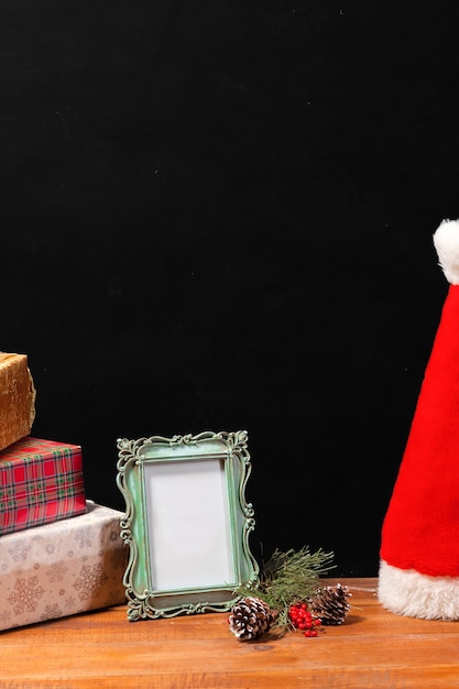 クリスマスの装飾やギフトと木製のテーブル。クリスマスのコンセプト