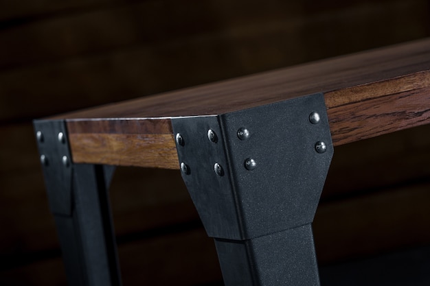 Free photo wooden table with metal legs with a wooden wall