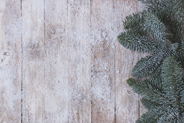 Tavolo in legno con foglie di pino