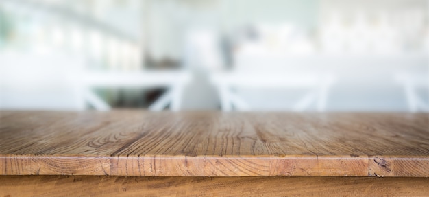 Деревянный стол с несфокусированном фоном