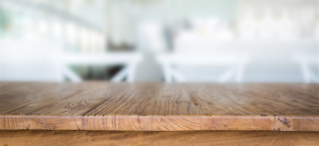 焦点の定まらない背景を持つ木製テーブル