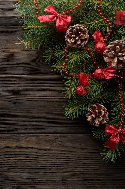 Free photo wooden table with vertical pine