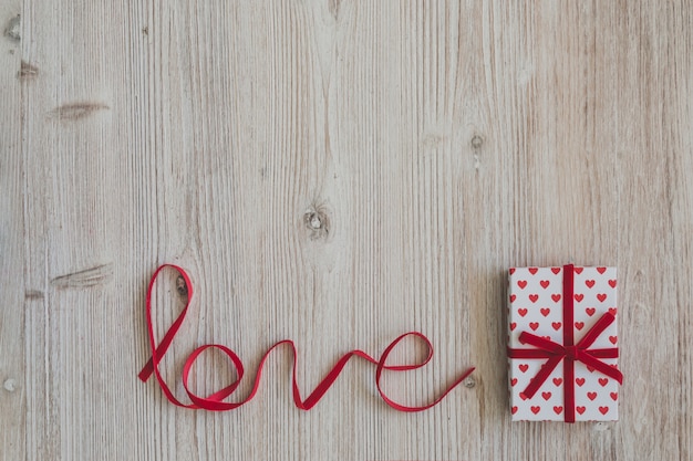 単語「愛」とギフトボックス付木製テーブル