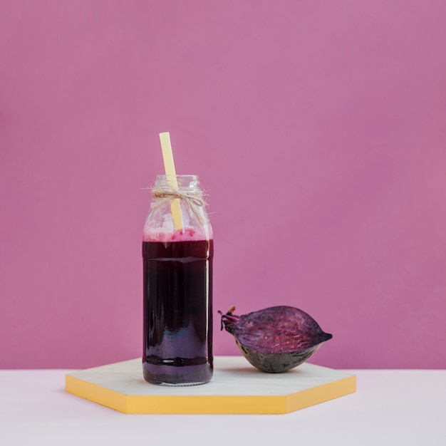 Free photo wooden tray with beetroot juice