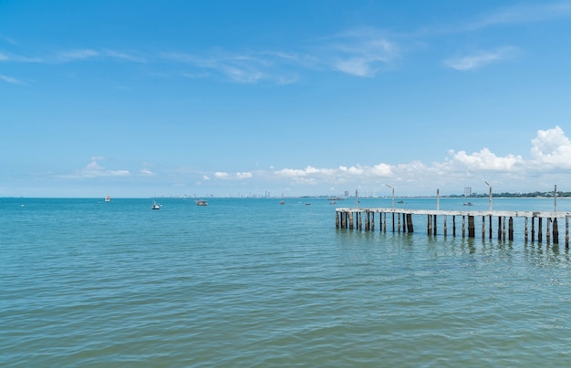 Strada a piedi in legno sulla spiaggia che porta al mare