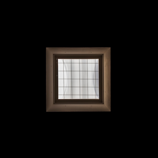 黒の背景に木製の窓枠