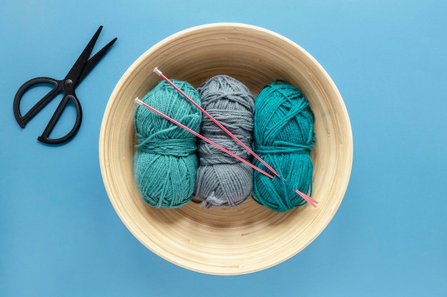 かごの中の羊毛と編み針