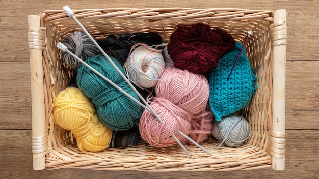 Free photo wool and knitting needles in basket