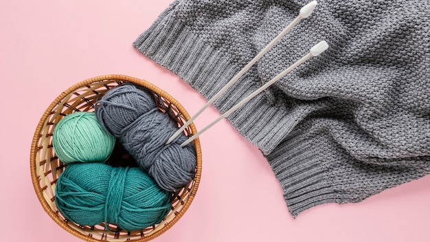 Free photo wool and knitting needles in basket