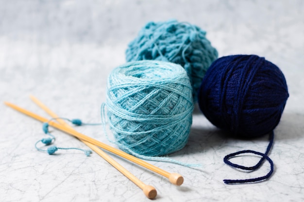 編み物用の羊毛と針