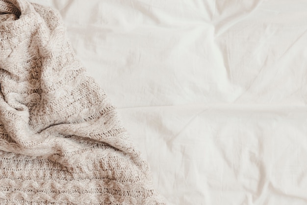 無料写真 白いベッドシート上に綿のチェック柄