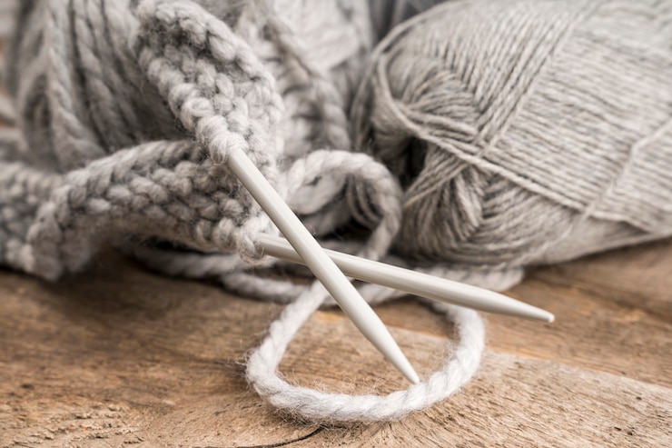Free Photo wool and plastic crocheting needles