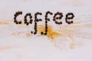 Бесплатное фото Слово кофе состоит из кофейных зерен