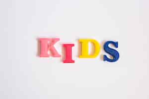 Foto gratuita word kids fatto con lettere