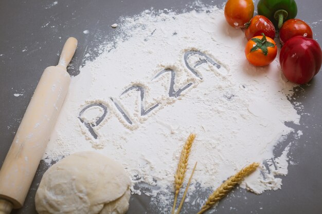 食材と小麦粉に書かれた単語ピザ