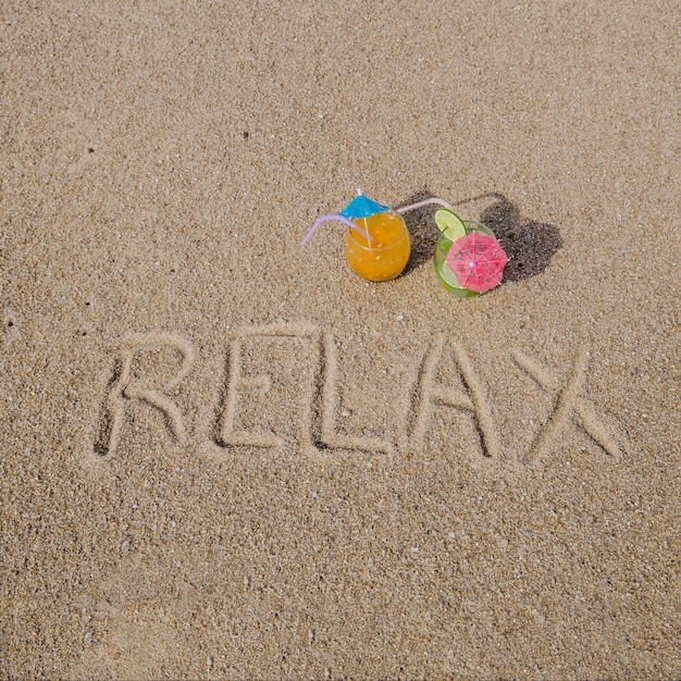 Слово «Расслабьтесь» на песке