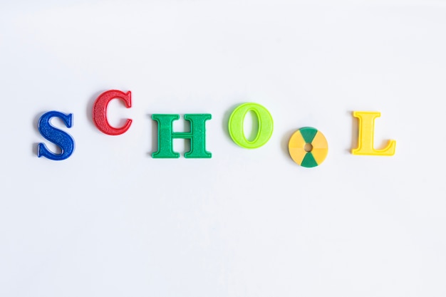 다채로운 문자로 만든 단어 학교