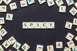 Foto gratuita parola piccante in lettere scrabble su sfondo nero